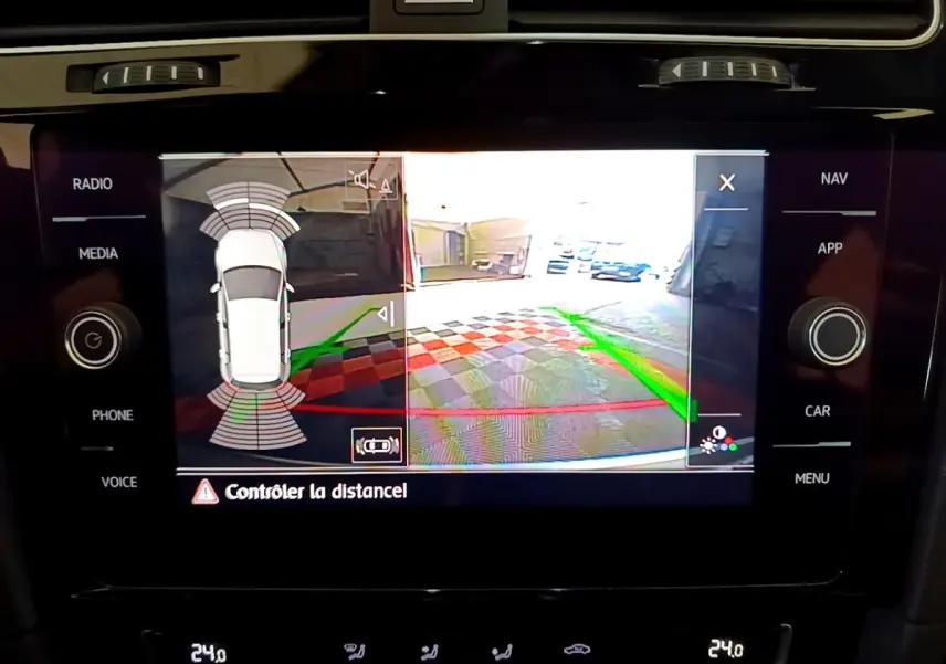 Écran tactile de la Volkswagen Golf 1.6 TDI 2017 affichant la caméra de recul et les capteurs de stationnement.