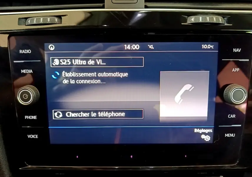 Écran tactile central de la Volkswagen Golf gris clair 2017 affichant la connexion téléphone en cours.