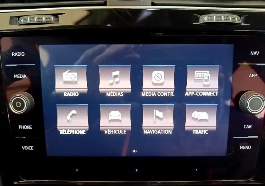 Écran tactile central de la Volkswagen Golf gris clair 2017 affichant les menus radio, médias, téléphone et navigation.