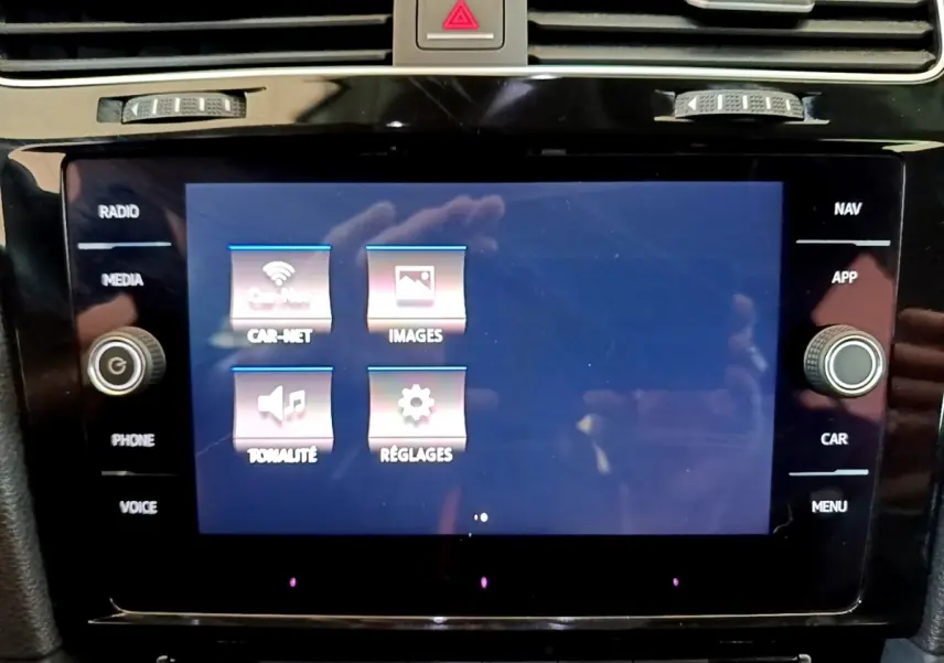Écran tactile central allumé avec menu Car-Net, Images, Tonalité et Réglages dans une Volkswagen Golf gris clair 2017