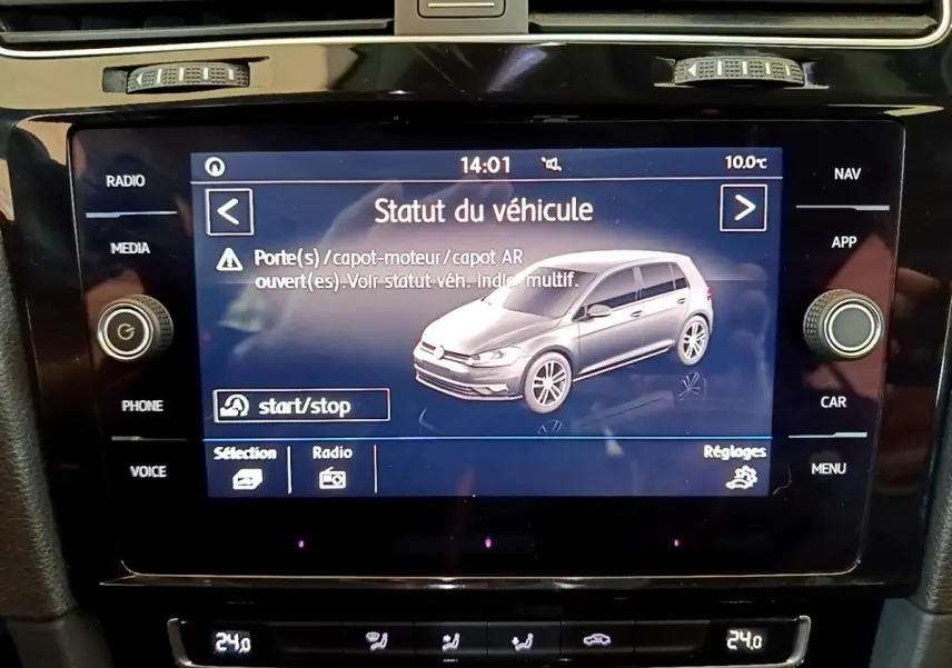 Écran tactile central affichant le statut d'une Volkswagen Golf gris clair vue de profil droit en intérieur du véhicule.