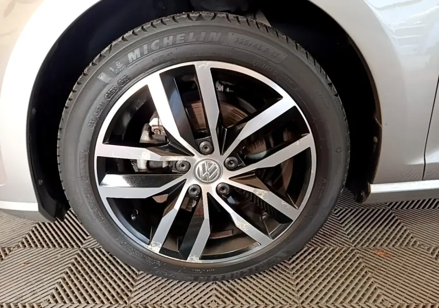 Gros plan sur la roue avant gauche gris clair d'une Volkswagen Golf 2017 avec jante alliage noir et argent.