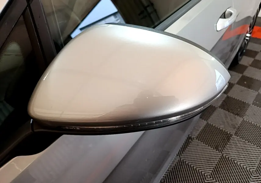 Rétroviseur droit gris clair de la Volkswagen Golf 1.6 TDI 2017 avec clignotant intégré, vue rapprochée en intérieur.