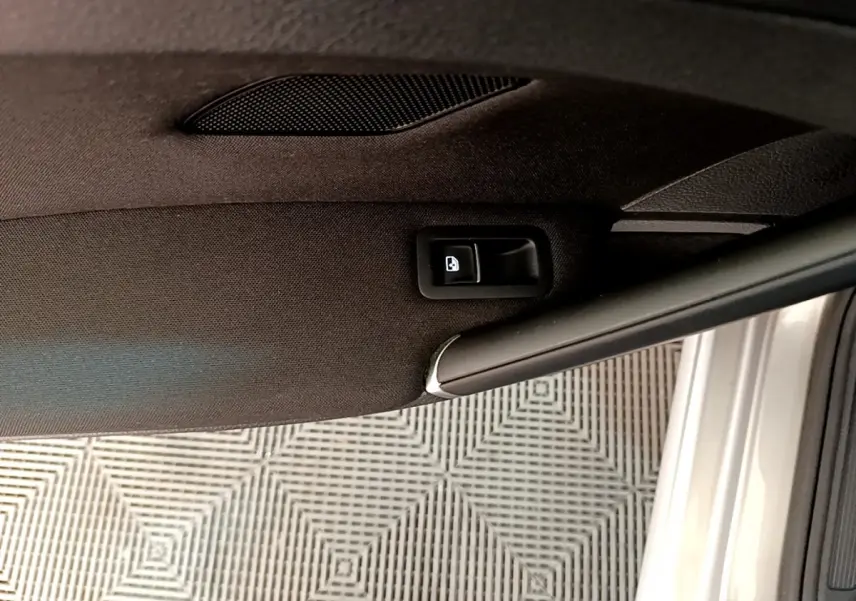 Bouton de verrouillage sur la garniture intérieure de la porte avant droite d'une Volkswagen Golf gris clair 2017.
