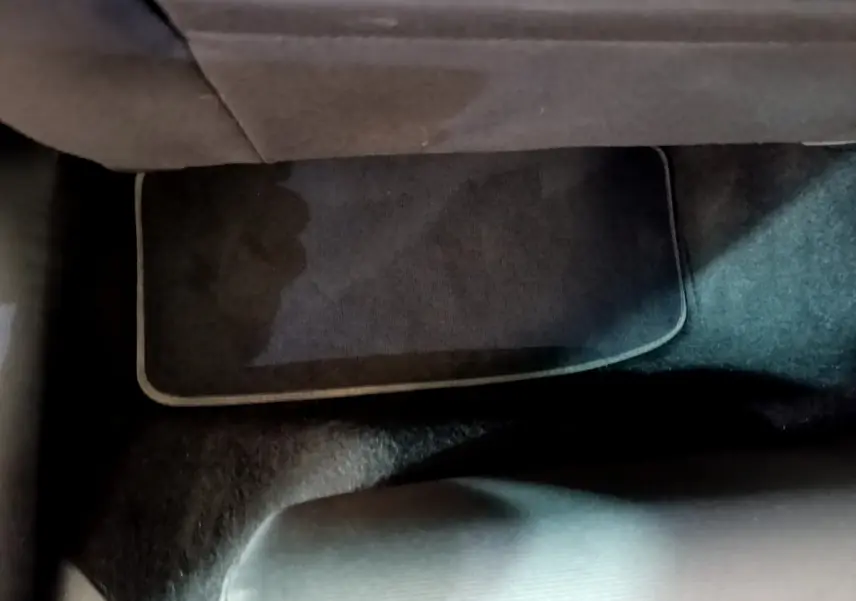 Gros plan sur le tapis de sol gris foncé côté passager de la Volkswagen Golf 2017, finition Carat Exclusive.