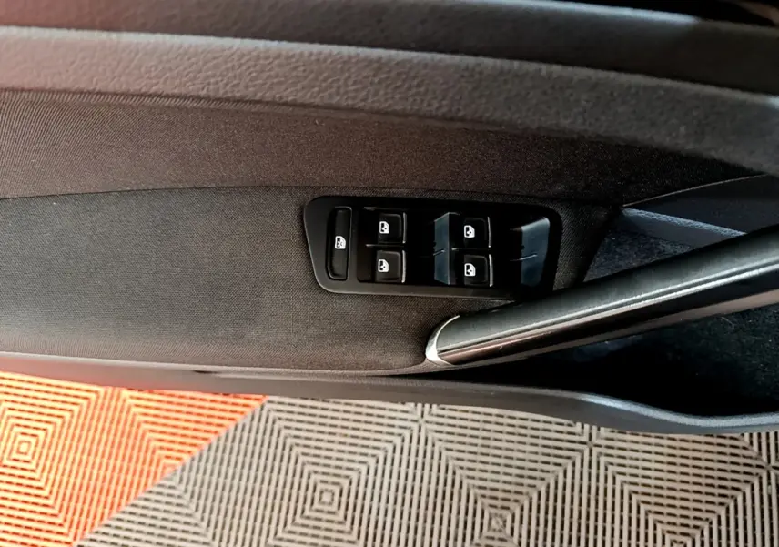 Panneau de porte côté conducteur de Volkswagen Golf gris clair 2017 avec commandes des vitres et verrouillage.