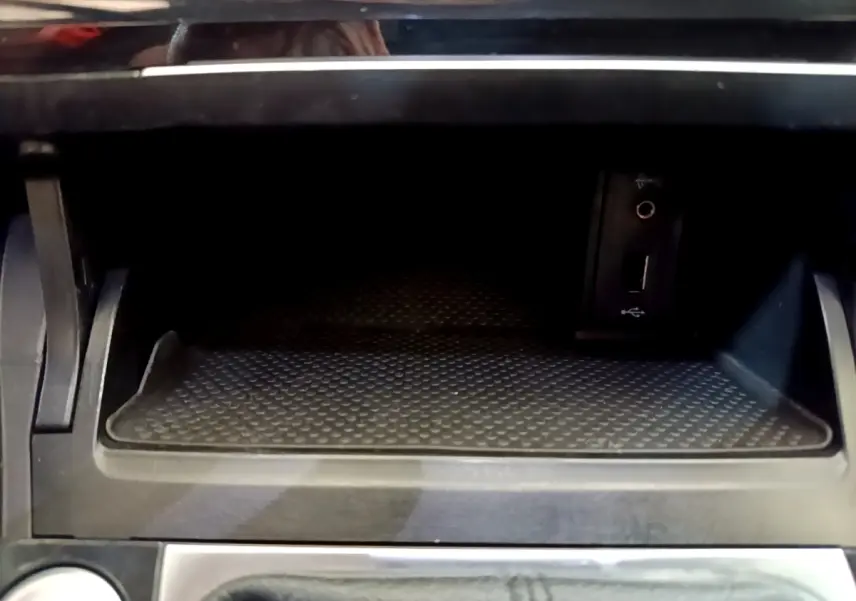 Rangement central avec prise USB et auxiliaire dans l’habitacle noir d’une Volkswagen Golf gris clair 2017