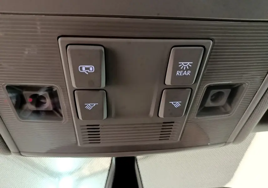 Vue en gros plan du panneau de commandes d'éclairage intérieur gris sur le plafond d'une Volkswagen Golf 2017.
