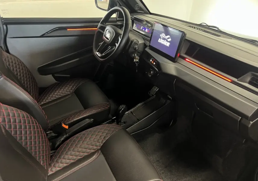 Vue intérieure côté conducteur du tableau de bord et sièges noirs avec surpiqûres rouges du Ligier JS50 2026.