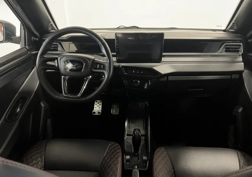 Vue intérieure frontale du tableau de bord noir de la LIGIER JS50 0.5 REVO D+ ULTIMATE avec écran tactile central.