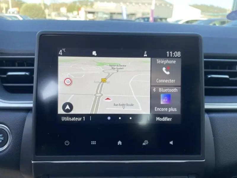 Écran central tactile du tableau de bord du Renault Captur 1.6 E Tech Hybrid 145 Intense 2022 affichant la navigation et les options Bluetooth.