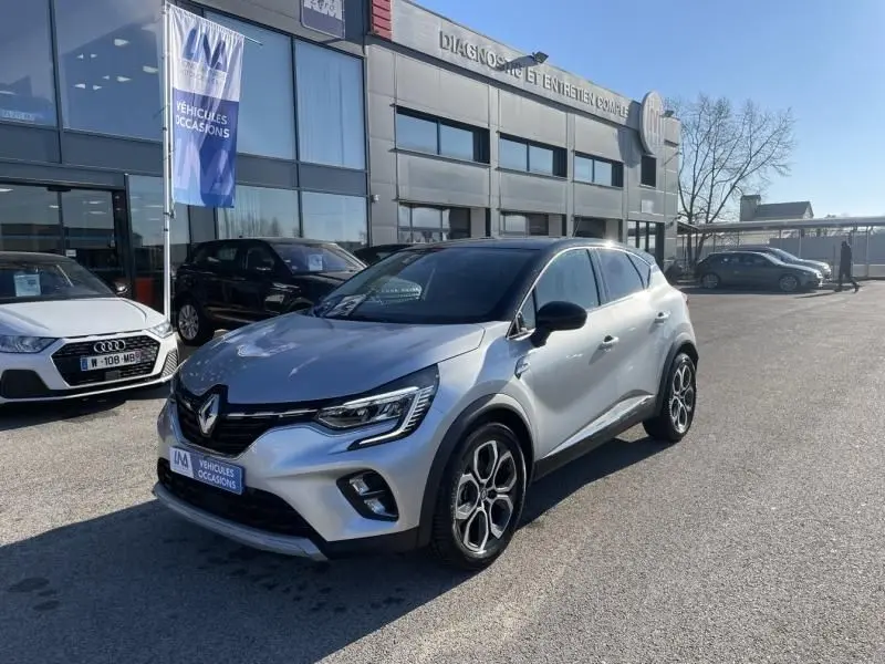 Renault Captur gris métal 2022 en 3/4 avant droit, avec jantes alliage et calandre noire distinctive.
