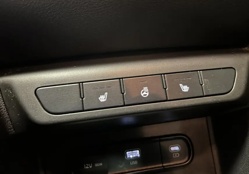 Boutons de chauffage des sièges et du volant sur la console centrale du Kia Sportage marron 2022.