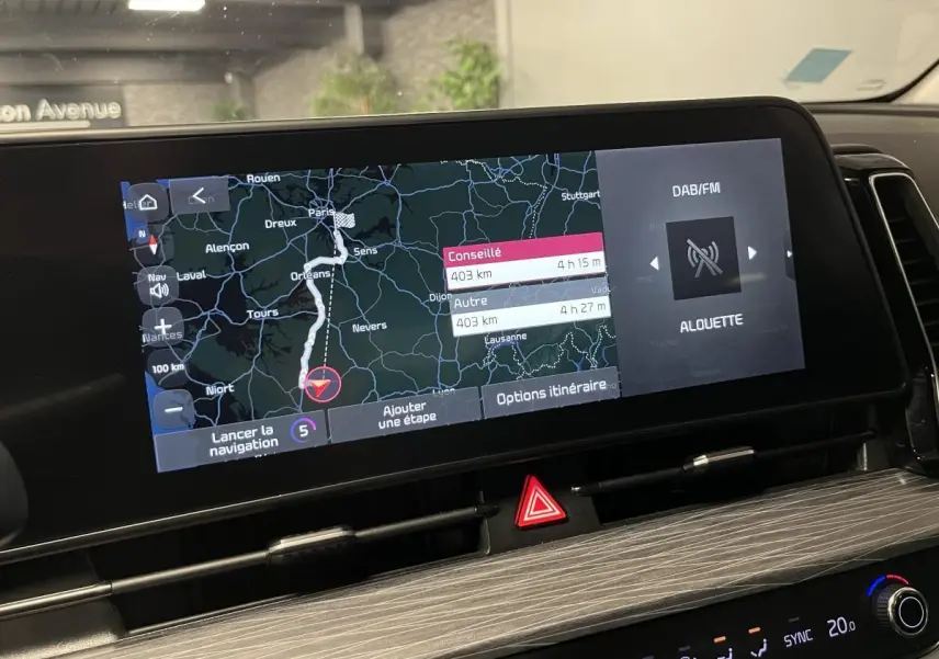 Vue rapprochée de l'écran tactile central du Kia Sportage 2022 montrant la navigation et la radio DAB/FM