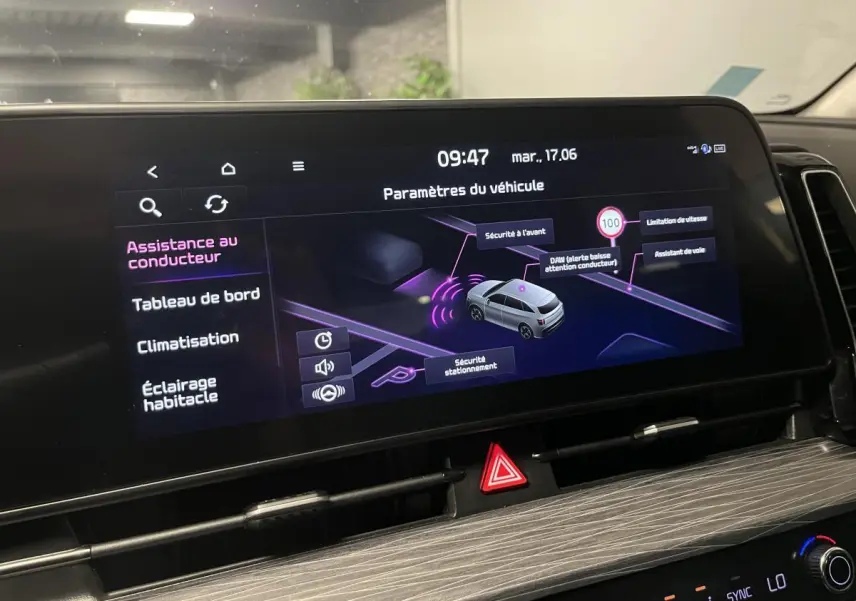 Écran tactile intérieur du Kia Sportage 2022 montrant les paramètres d’assistance au conducteur en vue frontale.