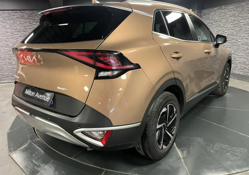 Vue 3/4 arrière droite du KIA SPORTAGE marron métallisé avec feux LED et jantes alliage 17 pouces.