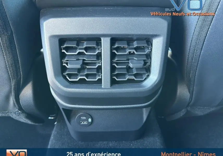 Détail des aérateurs arrière et prises USB dans l'habitacle du Ford Ranger gris Double Cabine 2025.