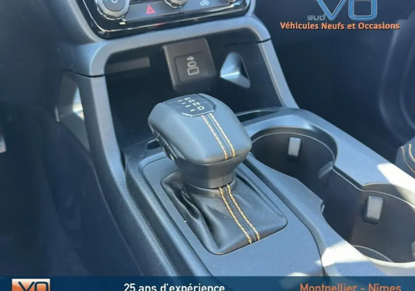 Gros plan sur la commande de boîte automatique du Ford Ranger Wildtrak 2025 avec coutures jaunes sur cuir noir.