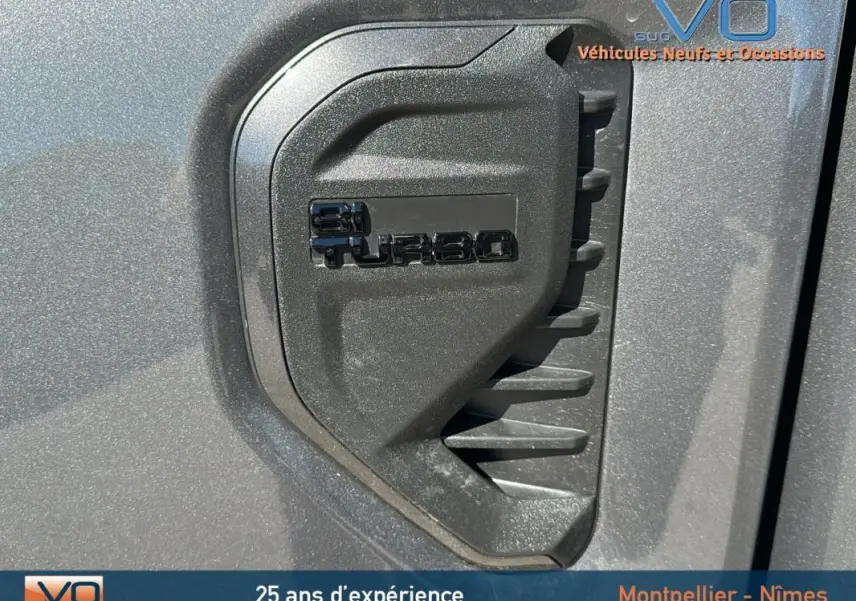 Gros plan sur l'aération latérale grise du Ford Ranger 2025 avec l’inscription 3.0 Turbo en relief noir.