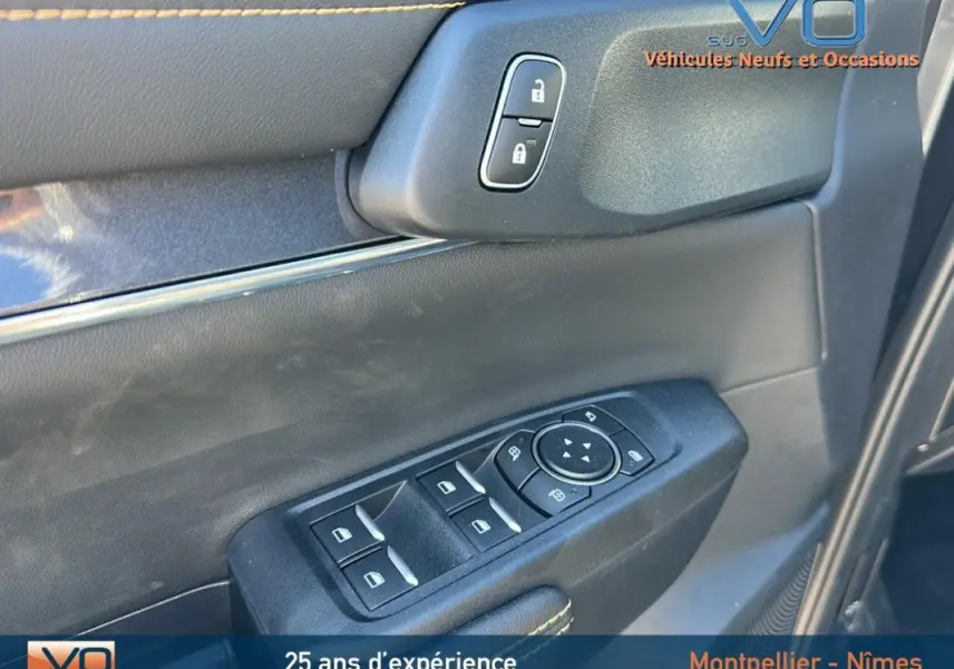 Gros plan sur la commande des vitres électriques et des rétroviseurs côté conducteur du Ford Ranger gris 2025 Wildtrak X.