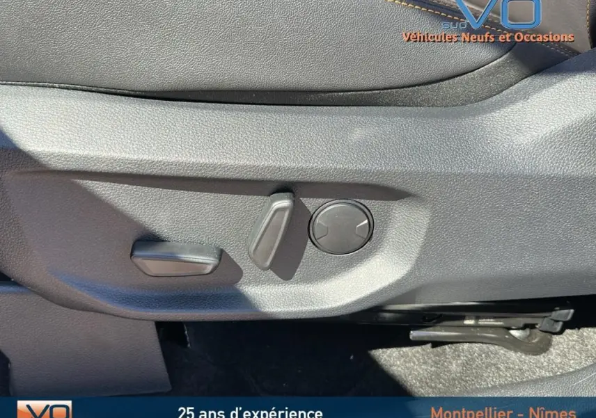 Gros plan sur les commandes de réglage électrique du siège conducteur du Ford Ranger gris 2025 double cabine.