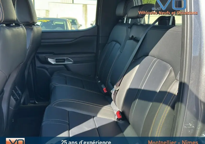 Vue intérieure côté droit des sièges arrière en cuir noir avec surpiqûres jaunes du Ford Ranger Wildtrak 2025 double cabine.