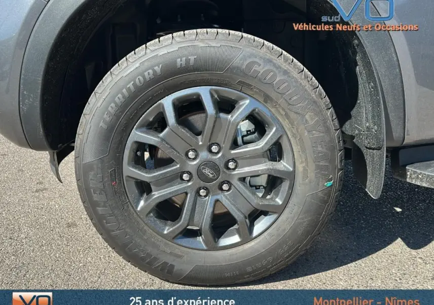 Gros plan sur la roue avant droite du Ford Ranger gris 2025 avec jante alliage 17 pouces et pneu Goodyear.