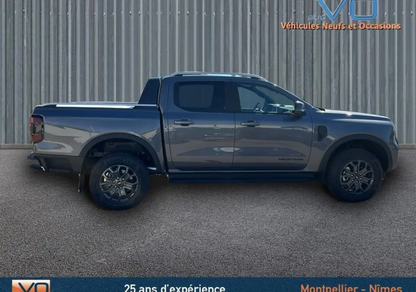 Profil latéral droit du Ford Ranger Wildtrak gris 2025 avec jantes alliage 17 pouces et vitres surteintées.