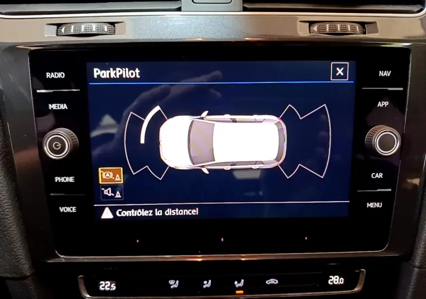 Vue rapprochée de l'écran tactile intérieur affichant le système ParkPilot d'une Volkswagen Golf noire de 2018.