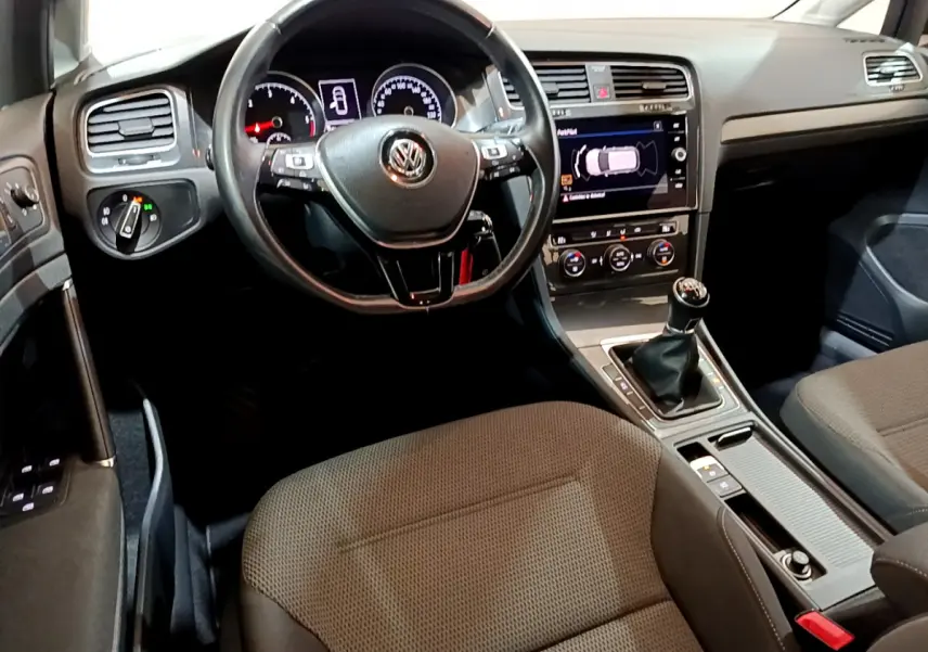 Intérieur avant de la Volkswagen Golf 2018 avec tableau de bord noir, volant cuir multifonctions et boîte manuelle visible