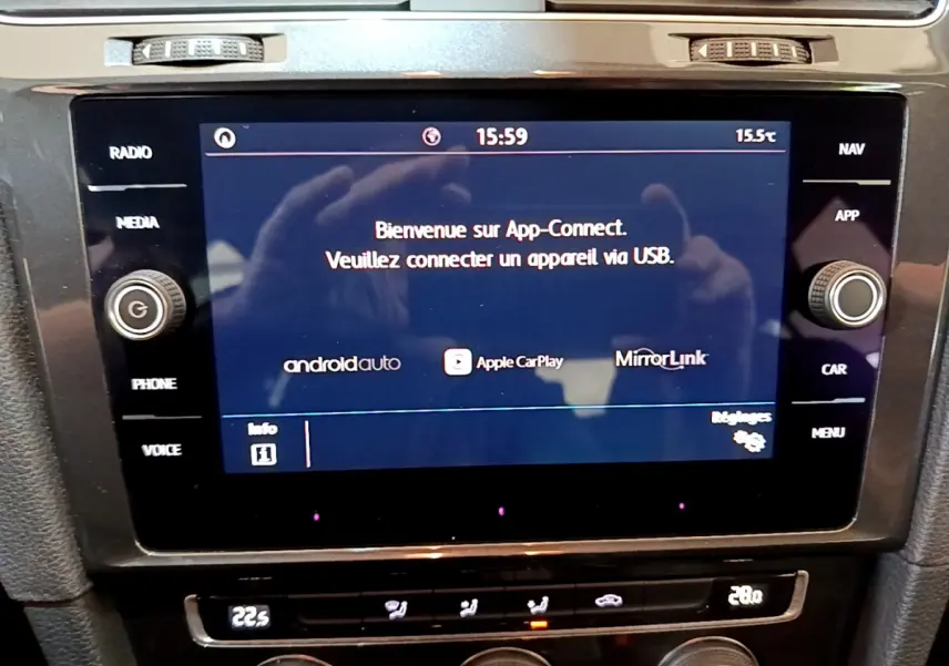 Écran tactile central affichant App-Connect dans l’habitacle noir d’une Volkswagen Golf 2018.