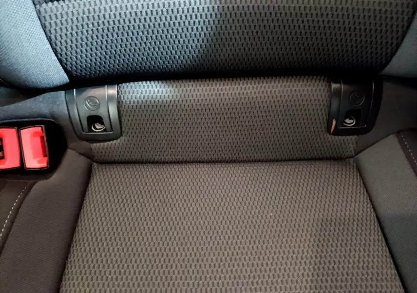 Gros plan sur la banquette arrière grise de la Volkswagen Golf 1.6 TDI 2018 avec attaches Isofix visibles.