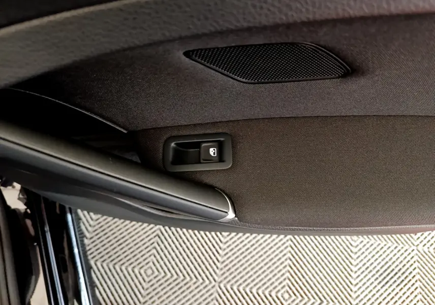 Détail de la poignée intérieure noire côté gauche d'une Volkswagen Golf 1.6 TDI 2018 avec verrouillage centralisé.