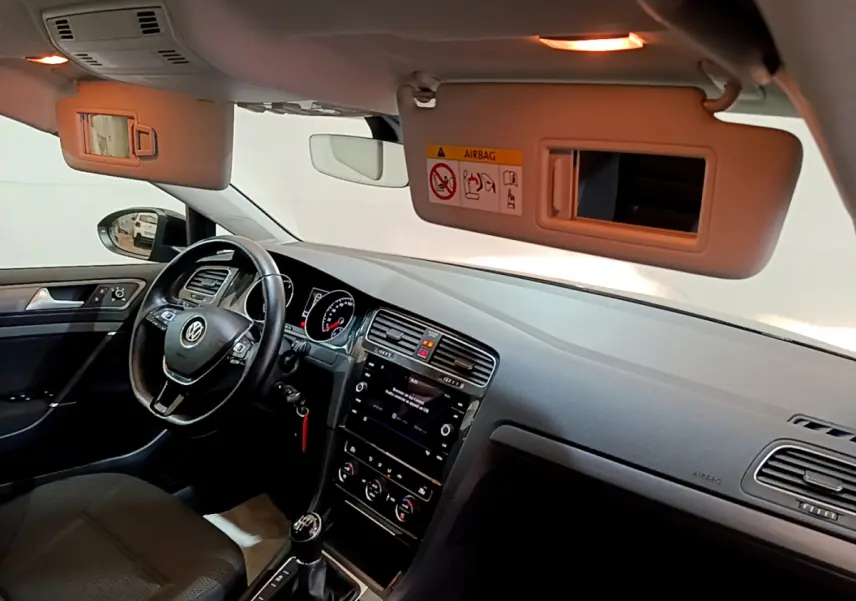 Intérieur de la Volkswagen Golf 1.6 TDI 2018 vu côté conducteur, volant cuir et tableau de bord avec écran tactile.