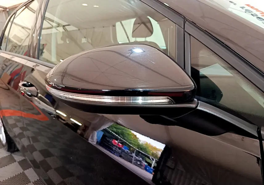 Rétroviseur côté gauche noir brillant avec clignotant intégré sur Volkswagen Golf 2018 vue rapprochée.