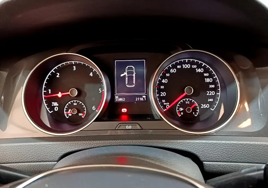 Tableau de bord de Volkswagen Golf noir 2018 avec compte-tours, compteur de vitesse et écran central affichant une porte ouverte.