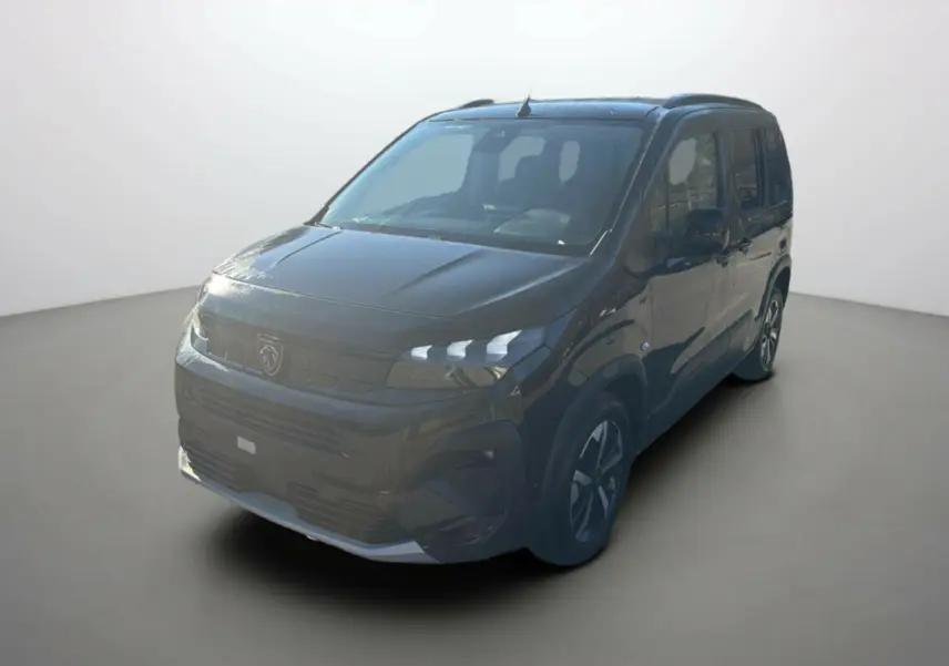 Peugeot Rifter Noir Perla Nera 2025 en 3/4 avant droit avec jantes alu et barres de toit visibles.