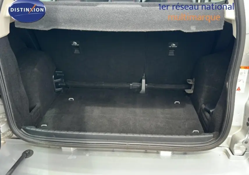 Coffre ouvert du Ford EcoSport gris clair 2018, montrant l’espace de rangement intérieur vide.