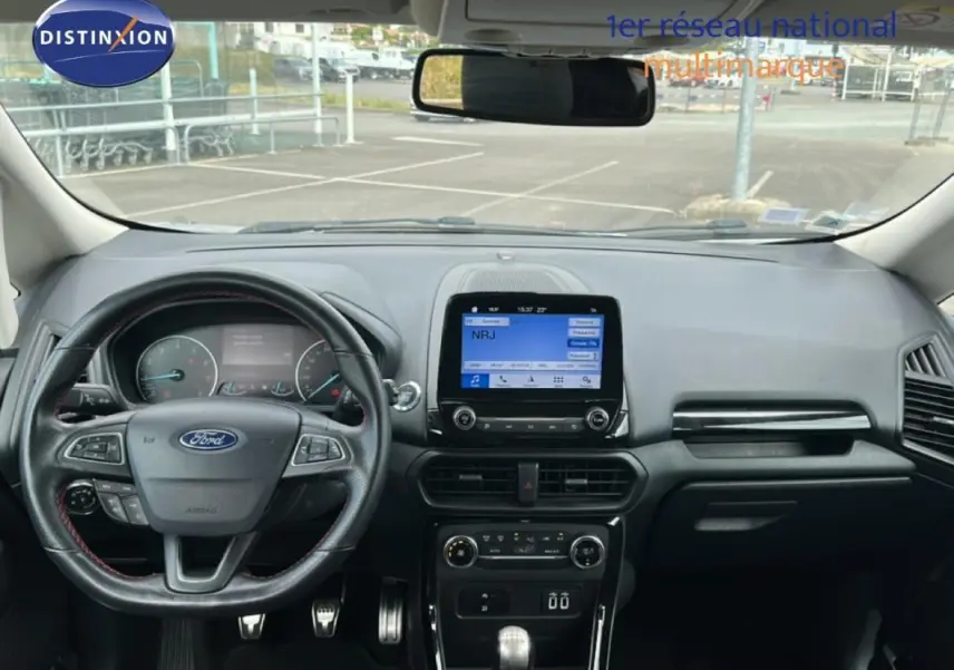 Vue intérieure avant du Ford EcoSport gris clair 2018, avec tableau de bord et écran tactile central visible.