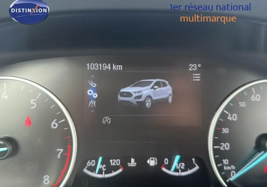 Vue du tableau de bord du Ford EcoSport gris clair 2018, affichage numérique avec image du SUV en profil droit.