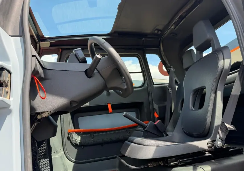 Vue intérieure côté conducteur de la Citroën Ami MY AMI POP 2024 avec sièges noirs et toit vitré panoramique.