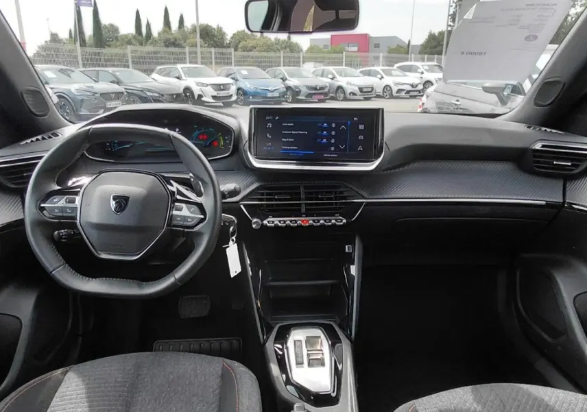 Intérieur noir du Peugeot 2008 Hybrid 145 e-DCS6 Style 2025, vue frontale sur le tableau de bord et volant compact.