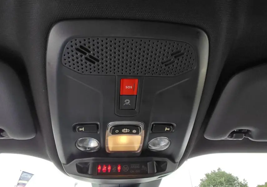 Plafonnier intérieur avec boutons SOS et éclairage, visible dans un Peugeot 2008 Hybrid 145 e-DCS6 Style noir 2025.