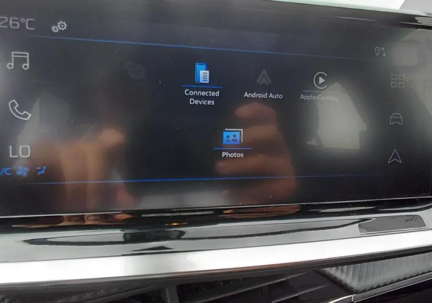 Écran tactile central du Peugeot 2008 Hybrid 145 Style 2025 en noir, affichant les options Android Auto et Apple CarPlay.