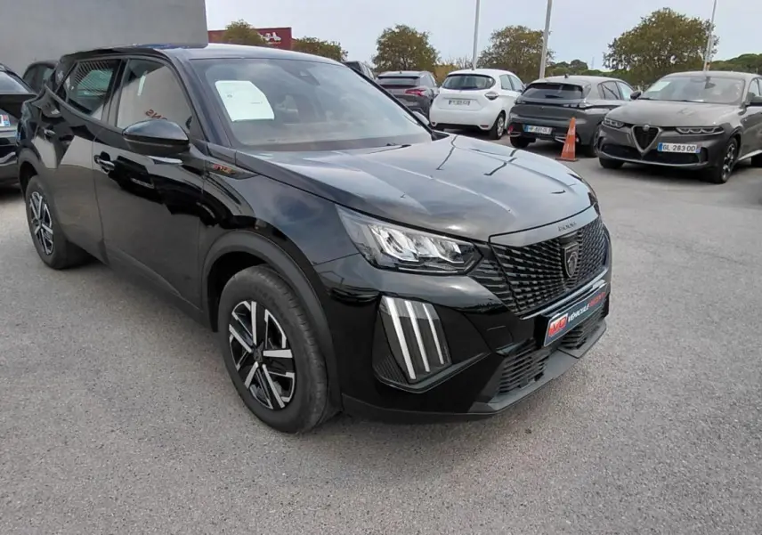 Peugeot 2008 Hybrid 145 e-DCS6 Style noir en 3/4 avant droit, avec calandre noire et feux LED distinctifs.