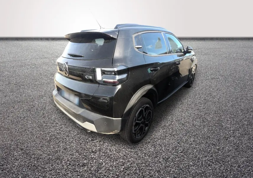 Citroën C3 Turbo 100 BVM6 noir vue 3/4 arrière droit sur sol gris, avec feux arrière LED et jantes noires.