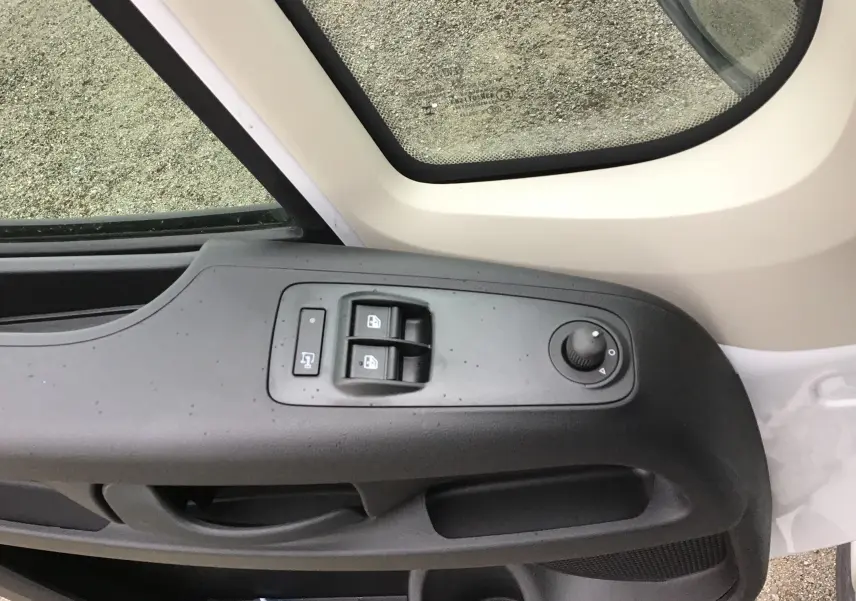 Panneau de porte côté gauche du Peugeot Boxer Fourgon blanc 2025 avec commandes électriques des vitres et réglage des rétroviseurs.