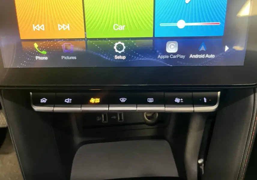 Gros plan sur la console centrale tactile et les commandes de climatisation du MG ZS rouge 2022.