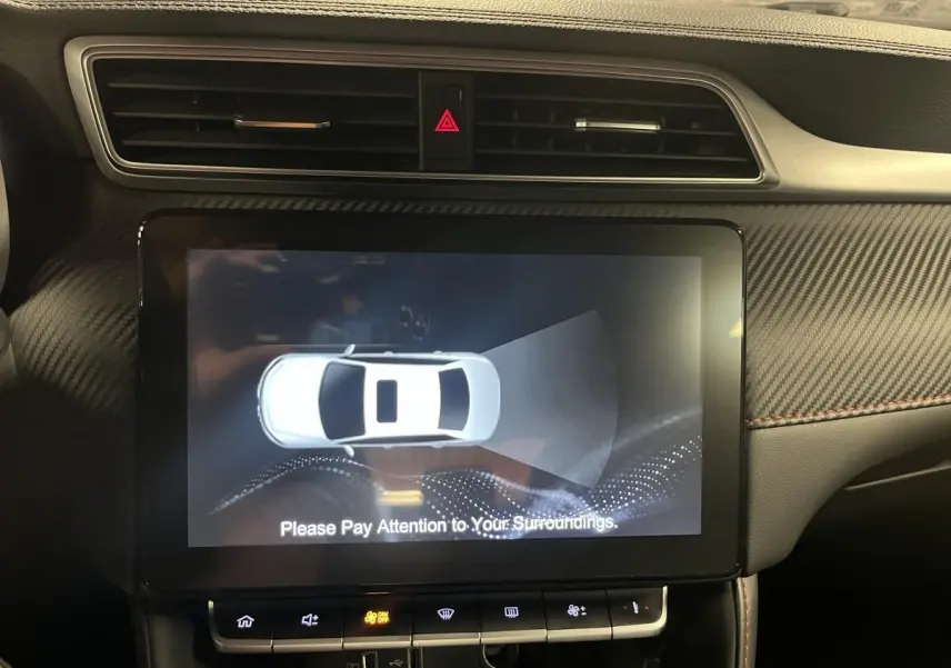 Écran tactile central du tableau de bord du MG ZS 2022 affichant l'alerte de surveillance des alentours.