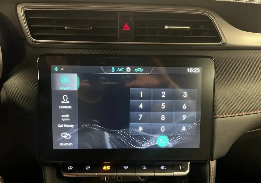 Écran tactile central du tableau de bord du MG ZS 2022 avec interface Bluetooth et finition carbone noire.